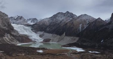 Buzul ve kar kaplı dağlarda asılı güzel yüksek irtifa