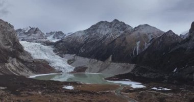 Buzul ve kar kaplı dağlarda asılı güzel yüksek irtifa