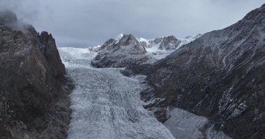 Buzul ve kar kaplı dağlarda asılı güzel yüksek irtifa