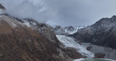 Buzul ve kar kaplı dağlarda asılı güzel yüksek irtifa