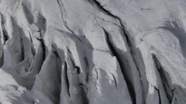 Buzul ve kar kaplı dağlarda asılı güzel yüksek irtifa