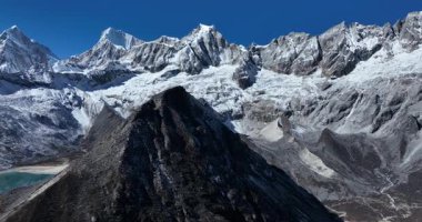 Çin, Tibet 'te güzel kar tepeli dağlar ve göl manzarası