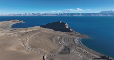 Çin, Tibet 'teki Yamdrok Yumtso Gölü' nün güzel manzarası.