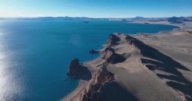 Çin, Tibet 'teki Yamdrok Yumtso Gölü' nün güzel manzarası.