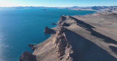 Çin, Tibet 'teki Yamdrok Yumtso Gölü' nün güzel manzarası.