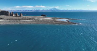 Çin, Tibet 'teki Yamdrok Yumtso Gölü' nün güzel manzarası.