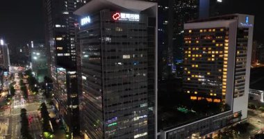 Uzun modern bina gece aydınlandı.