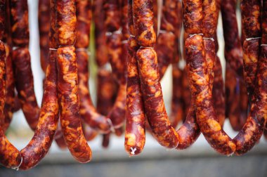 Asılan sosisler pazarda kuruyor.