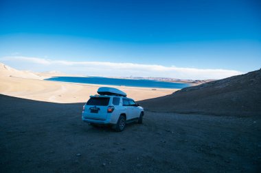 Tibet, Çin - 07 Nisan 2023: off road car Toyota 4 koşucusu dik bir yamaçtan aşağı koşuyor