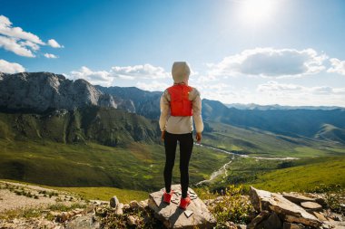 Vadinin yukarısındaki kayada duran kişi