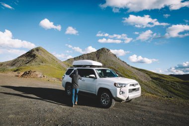 Sichuan, Çin - 19 Ağustos 2024, Kadın ve Toyota 4r birleştirici yüksek irtifa dağ yolunda