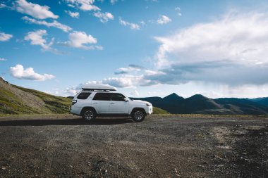 Sichuan, Çin - 19 Ağustos 2024, Toyota 4 koşucusu yüksek irtifa dağ yolunda