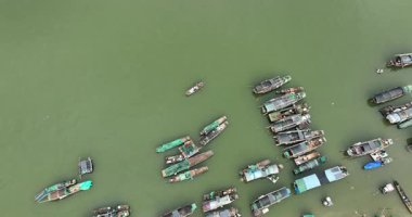 Yeşil sudaki teknelerin havadan görünüşü