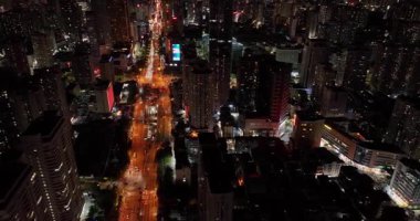 Şehir sokaklarının havadan görünüşü gece aydınlandı.