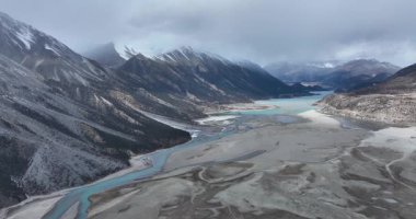 Dağların ve nehrin havadan görünüşü
