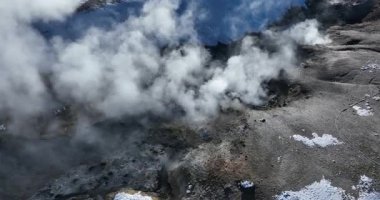 Kayalık volkanik araziden buhar yükseliyor.
