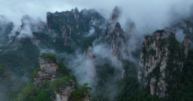 Sisli dağlar yoğun sisle çevrili.