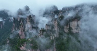 Sisli dağlar yoğun sisle çevrili.