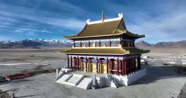 Dağlar ve gökyüzüyle çevrili geleneksel tapınak