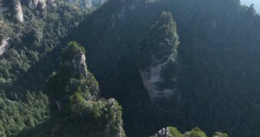 Etrafı yemyeşil kayalıklarla çevrili.