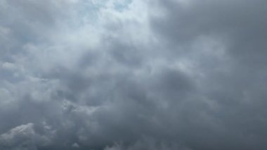 Gri fırtına bulutlarıyla dolu bulutlu bir gökyüzü
