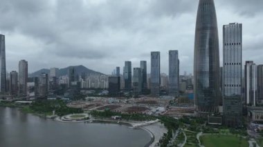 Yüksek binalar ve suyun yer aldığı şehir silüeti