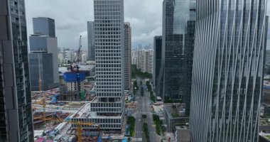 Şehir caddesini kaplayan modern gökdelenler