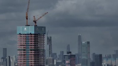 İnşaat vinçleri ve binalarının yer aldığı şehir silüeti