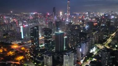 Renkli ışıklarla aydınlatılmış şehir silüeti