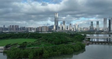 Modern binalar ve yeşilliklerin yer aldığı şehir silüeti