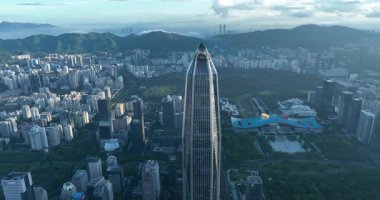 Şehir manzarası ve dağlara bakan uzun gökdelen