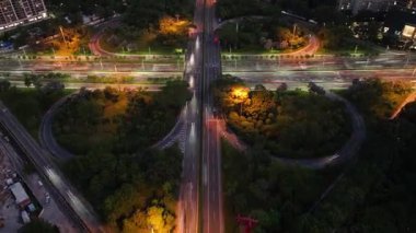 Aydınlatılmış yol kavşaklarının gece hava görüntüsü