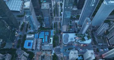 Şehir binalarının ve sokakların havadan görünüşü