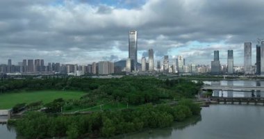 Modern binalar ve yeşilliklerin yer aldığı şehir silüeti