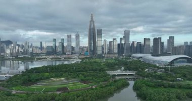 Modern binalar ve yeşilliklerin yer aldığı şehir silüeti