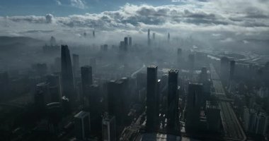 Şehrin hava görüntüsü sisli ufuk çizgisi