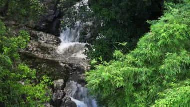 Akan su kayalık arazide çağlayarak akıyor.