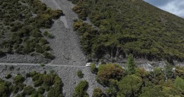 Ormanda kayalık yolun havadan görünüşü