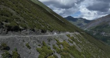 Araba kayalık dağ yolunda gidiyor.