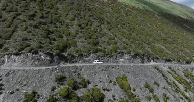 Dağlardan geçen dolambaçlı yolun havadan görünüşü