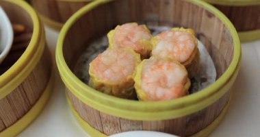 Bambu sepetinde servis edilen buğulanmış hamur köftesi.