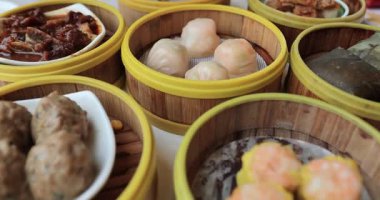Bambu buharlı çeşitli Dim Sum tabakları