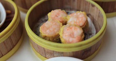 Bambu sepetinde servis edilen buğulanmış hamur köftesi.