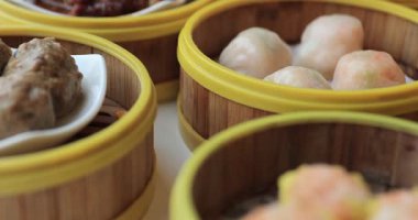 Bambu kabında buharda pişirilmiş hamur köfteleri.