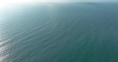 Deniz dalgalarının yüzey manzarasının hava görüntüleri