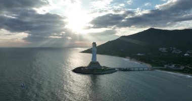 Budizm Guanyin heykeli Nanshan Tapınağı, Hainan Adası, Çin 'de sahil kenarında, kelimeler lütuf ve merhamet anlamına gelir.