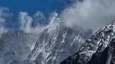 Buzul ve kar kaplı dağlarda asılı güzel yüksek irtifa