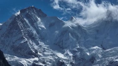 Ormanı ve karla kaplı dağları olan güzel otlakların hava görüntüleri.