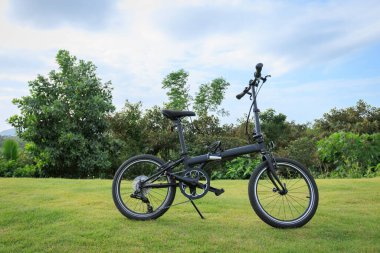 Tropikal dağ tepesinde katlanan bisiklet