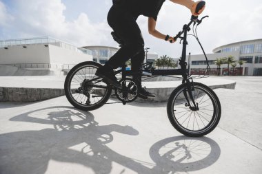 Kaykay parkında bisiklete binmek